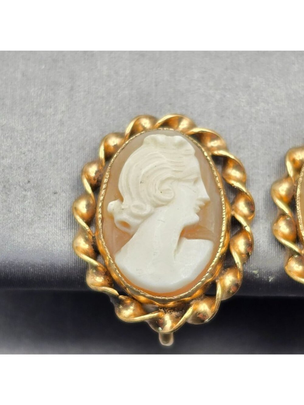 Vintage Cameo Earrings 12K Gold Filled Shell AMCO Mid Century Screw Back - Picture 2 of 9